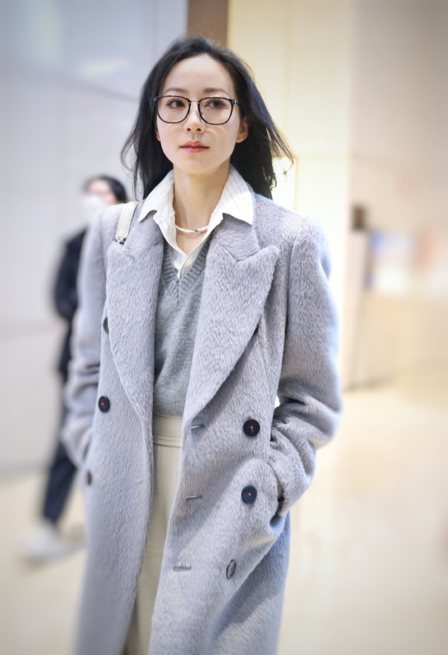 韩雪这穿搭越看越像学识渊博,只是发际线有点高,姐姐要注意保养呀!