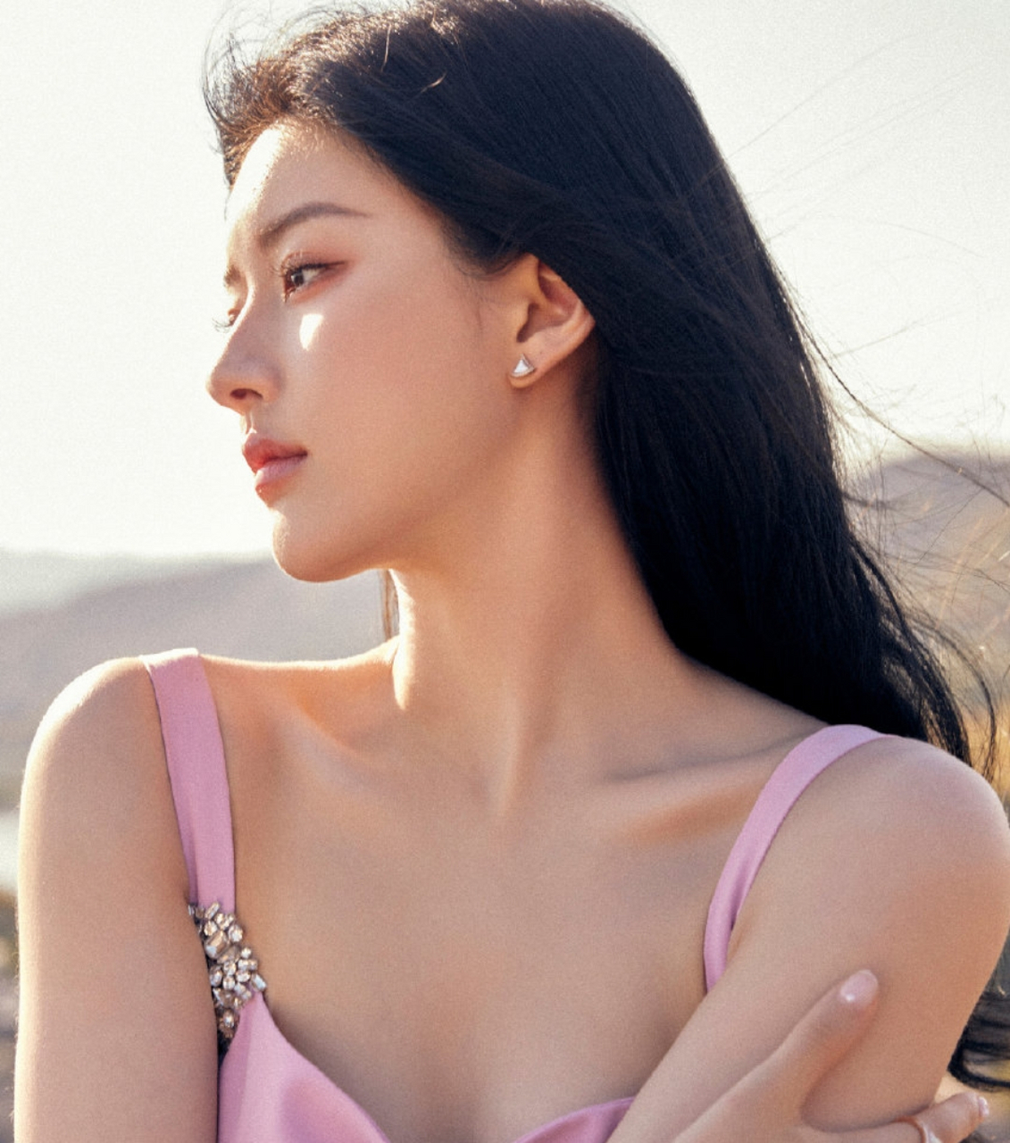 赵露思粉色吊带裙写真,优雅潇洒,甜美浪漫,气质太绝了!