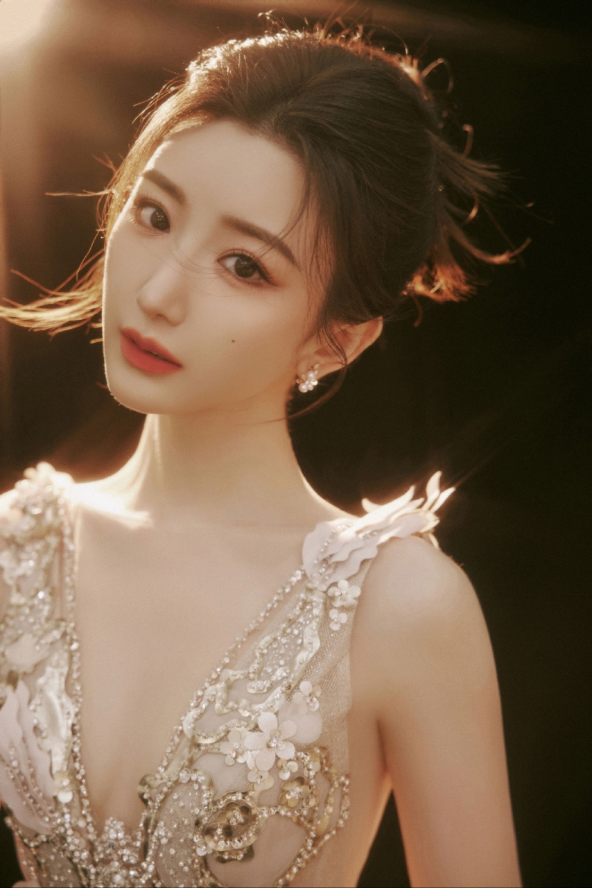 毛晓彤金色深v长裙写真,优雅可爱明艳动人,太美了!