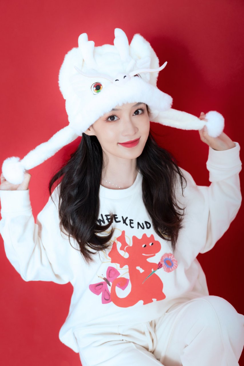 李沁新年红背景写真,甜美可爱的表情与手势,太美了!