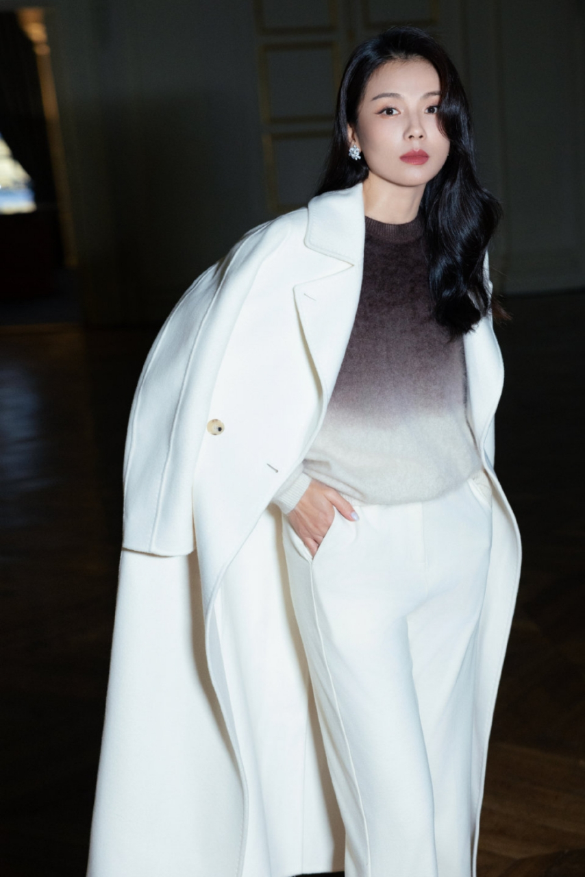 刘涛白色西装写真,优雅知性让人一见倾心,堪称内娱明星典范!