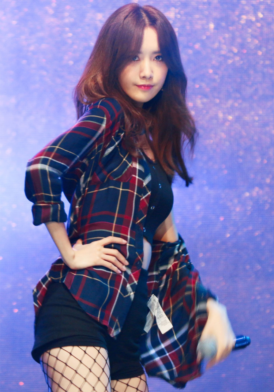 林允儿渔网袜舞台照大赏,这种网格袜穿在脚上不会勒吗?