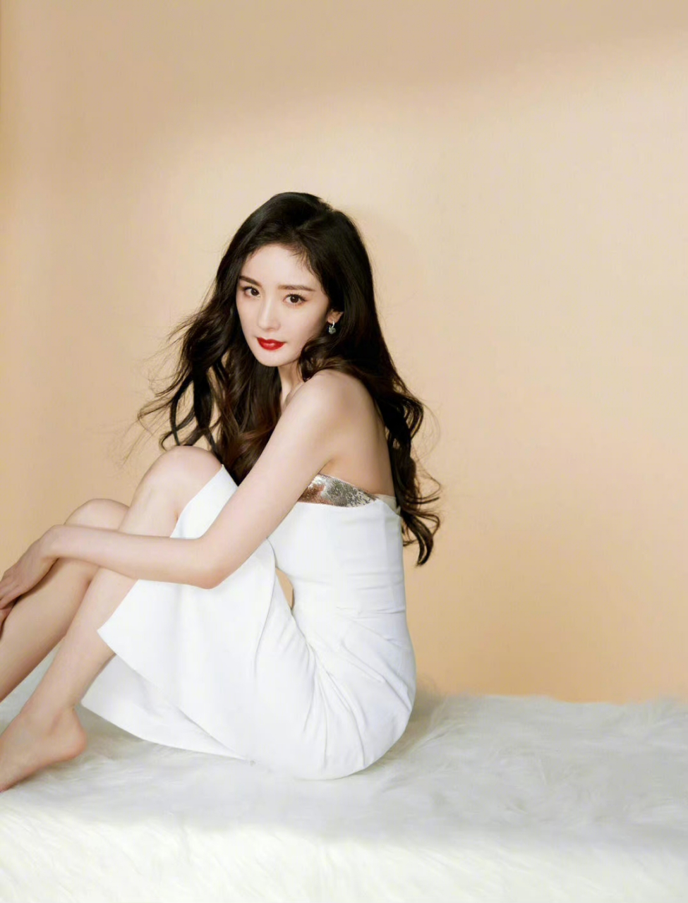 杨幂白色礼服唯美写真,这性感红唇总是那么诱人!