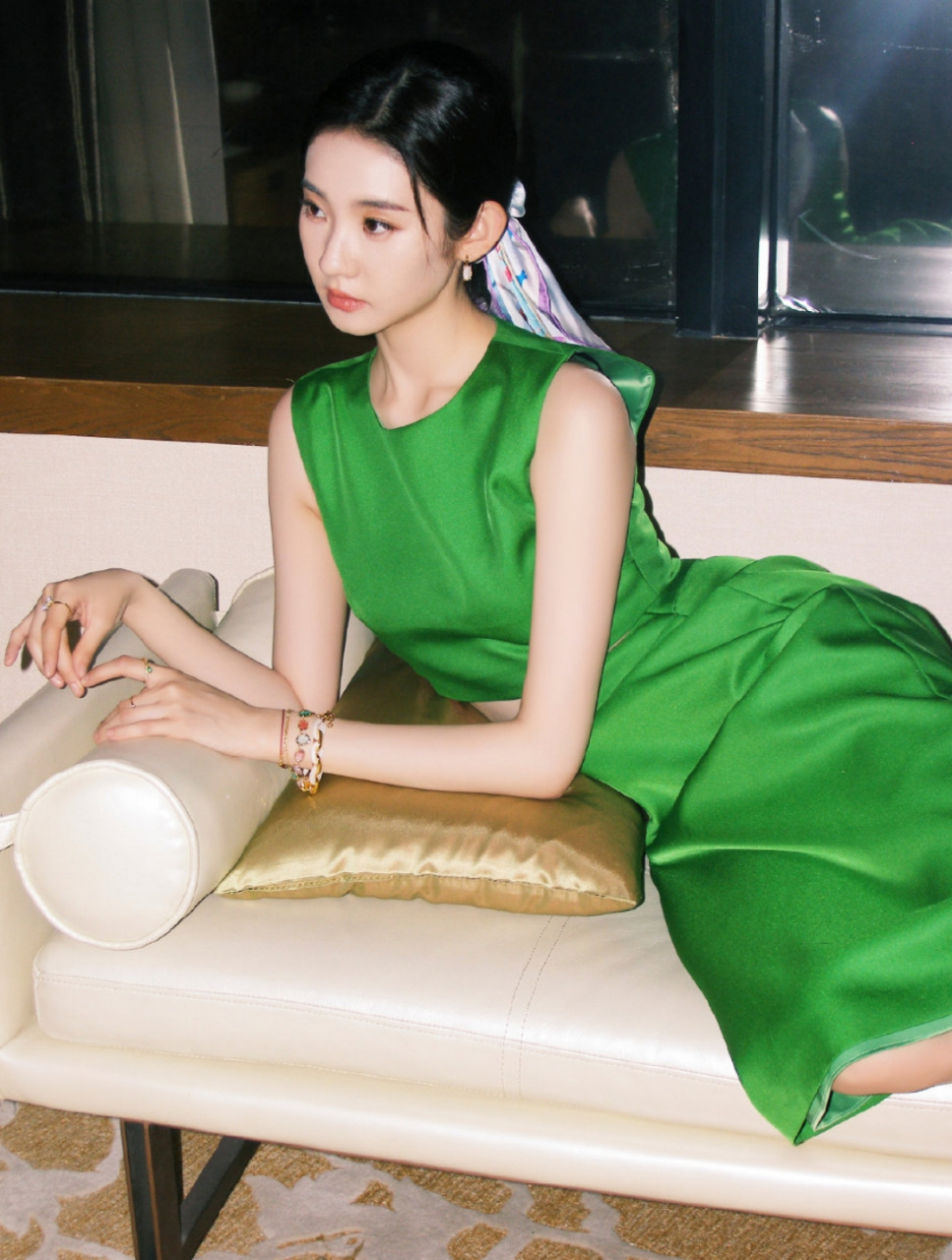 张艺凡绿色短裙写真,颜值与身材太迷人了,美丽动人诱人至极!