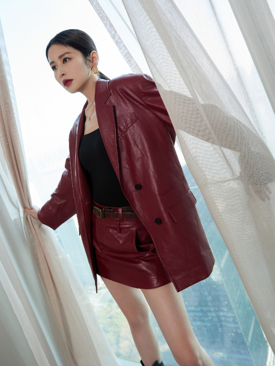 颖儿皮夹克短裤写真,美白长腿性感诱人,太迷人了!