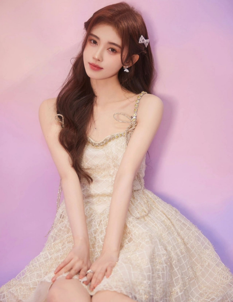 鞠婧祎白色吊带连衣裙写真,清纯甜美让人沉醉,真是美若天仙!