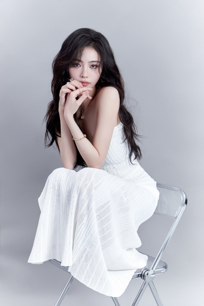 许佳琪白色针织长裙写真,婀娜身姿迷人至极,看的人欲罢不能!