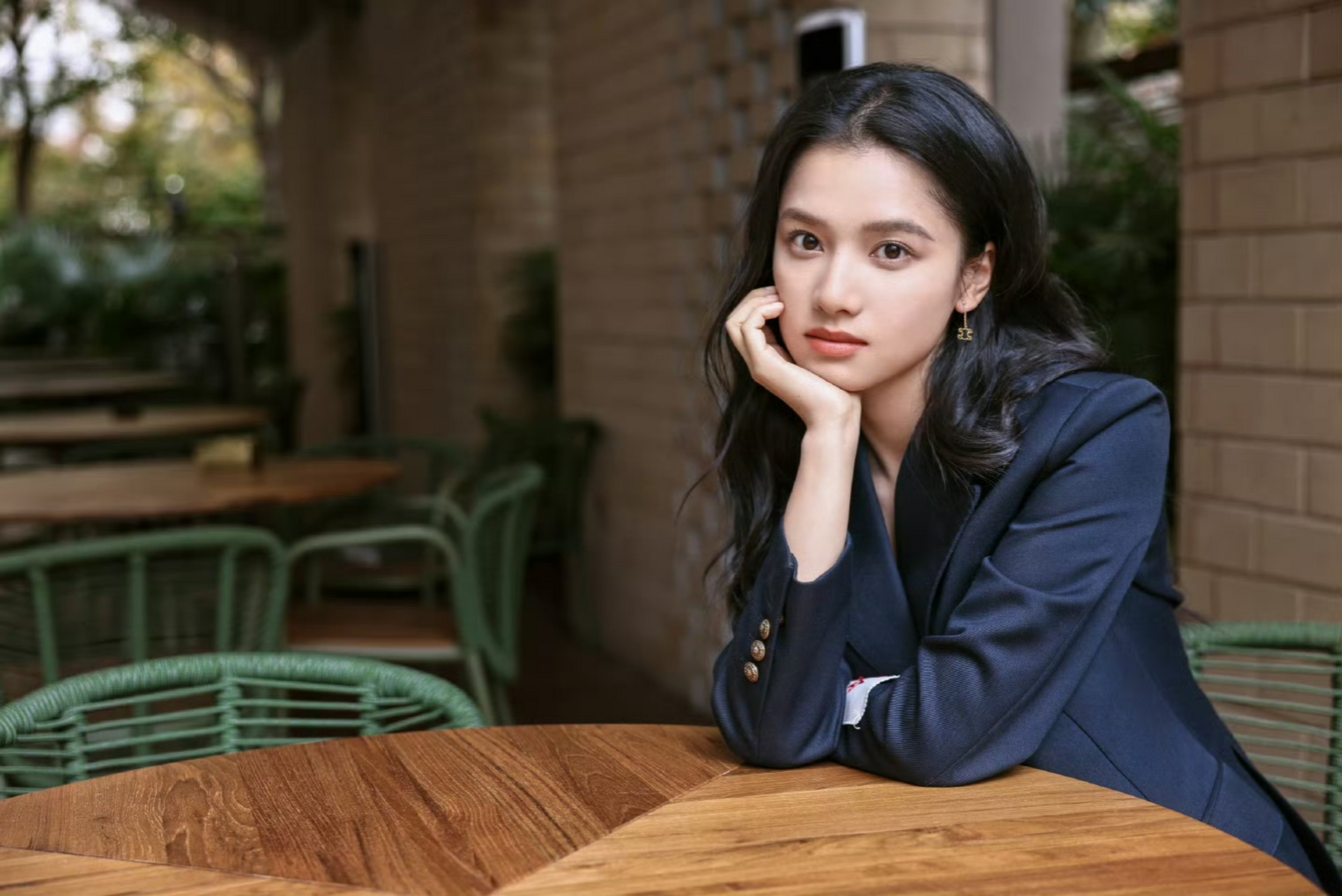 张婧仪学院风写真,超短裙配黑色过膝袜,诱惑力满满!