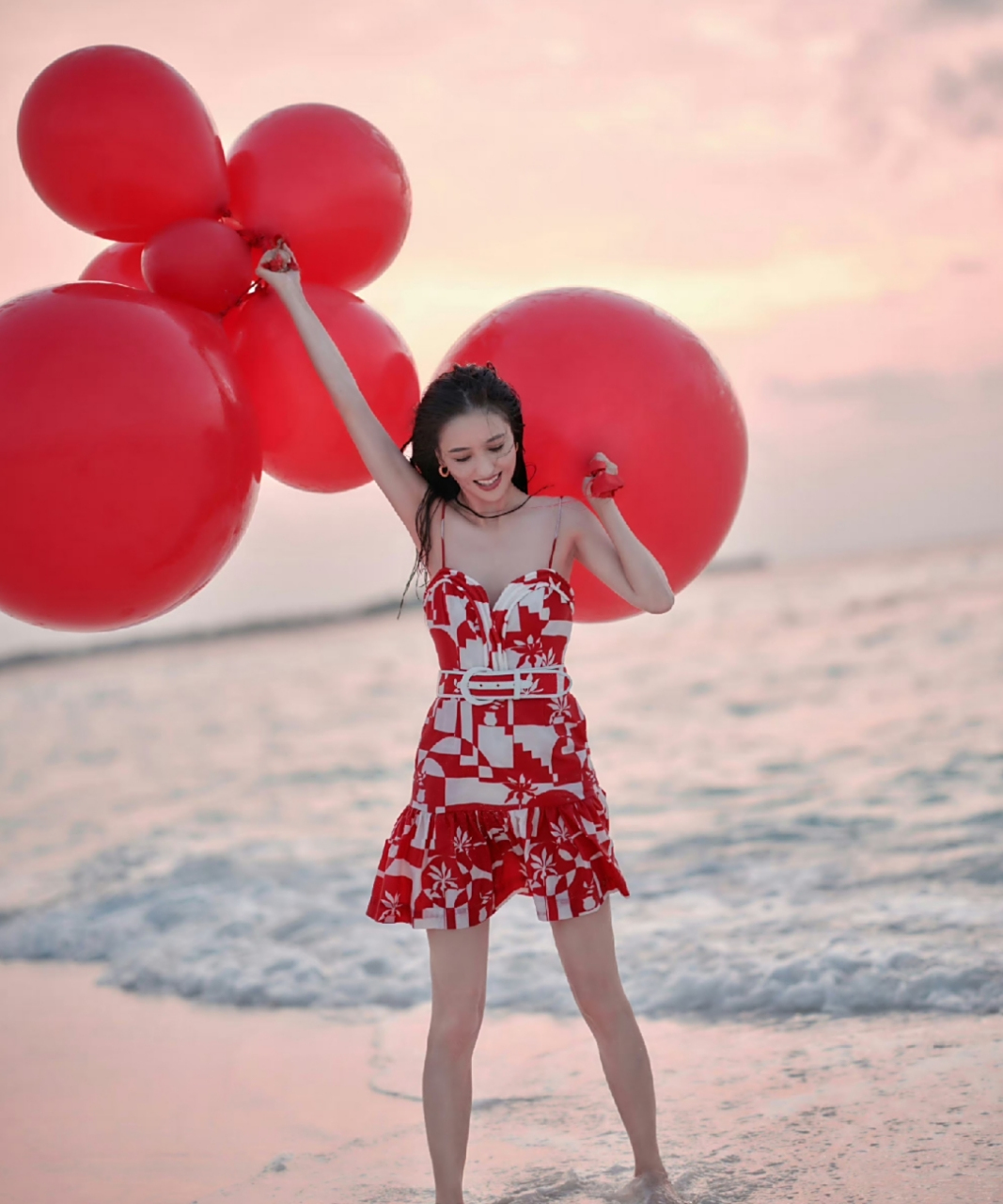 佟丽娅泳装海边玩耍美照,要不要这么开心,有什么开心事吗?