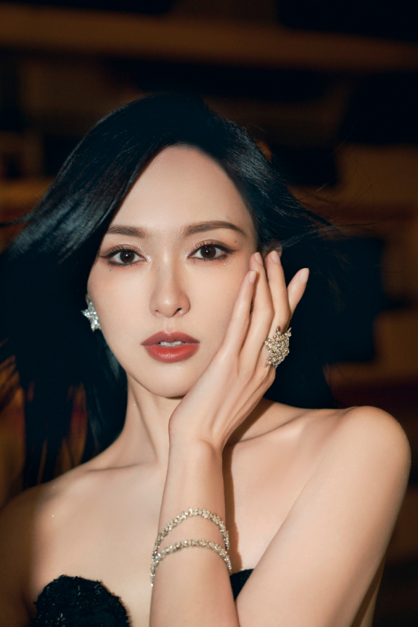 唐嫣抹胸开叉长裙写真,香肩美腿太诱人了,堪称顶级身材!