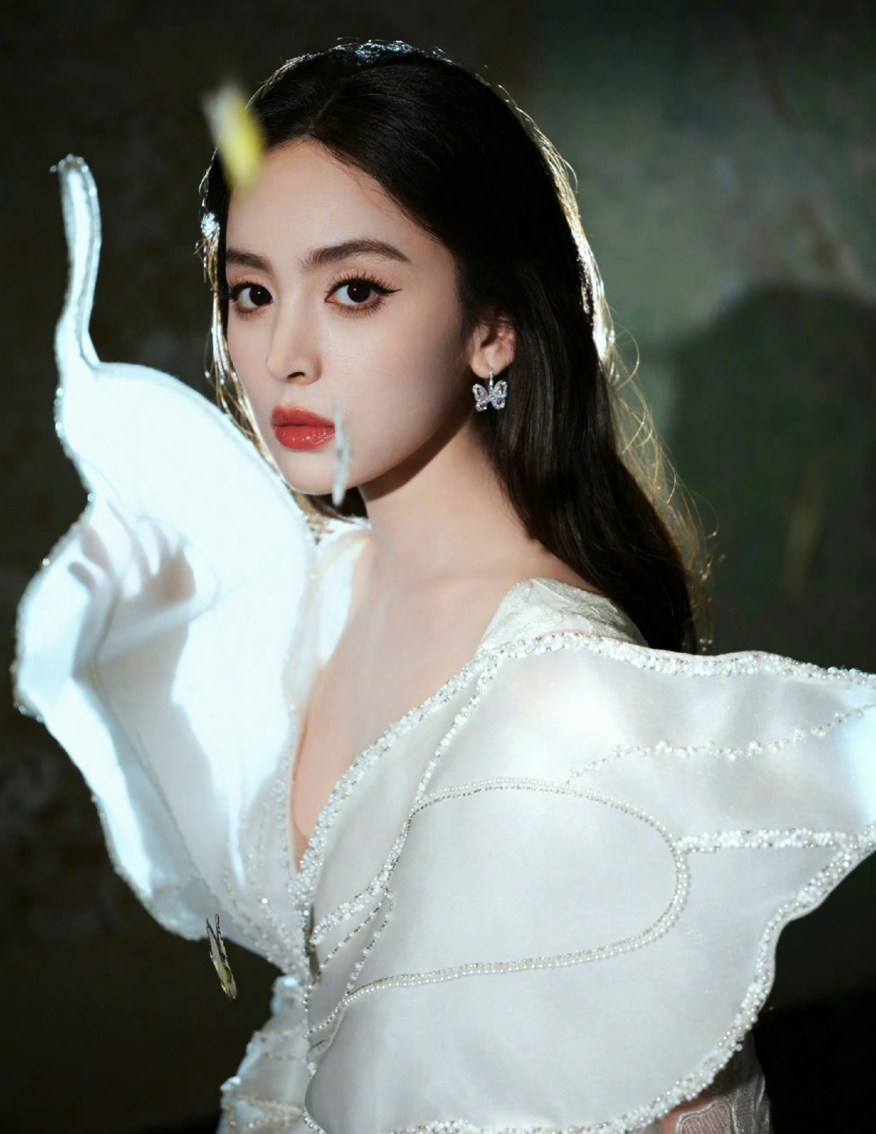 古力娜扎蝴蝶仙子造型亮相,光滑的肌肤,丰满的酥胸太让人留恋了!