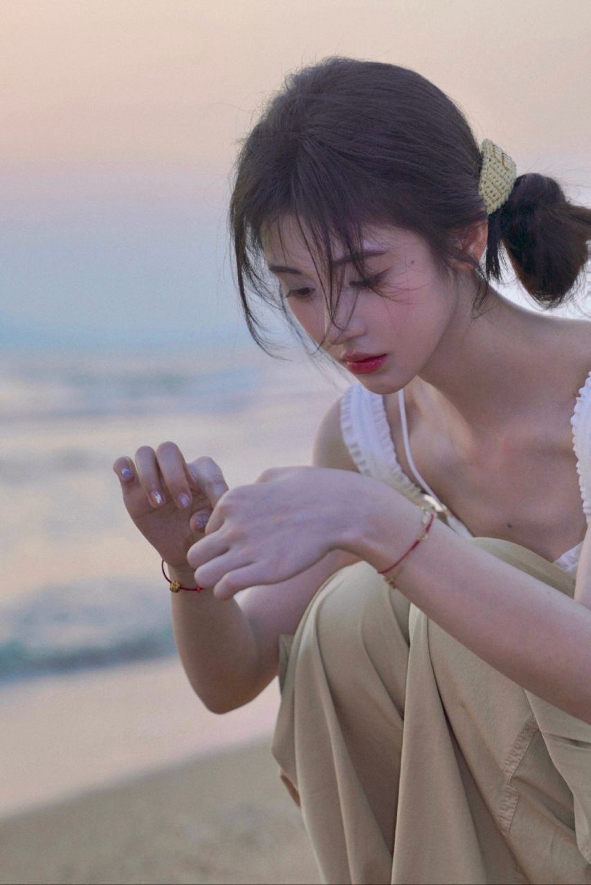 鞠婧祎白色内衣海边写真,甜美迷人青春靓丽,太美了!