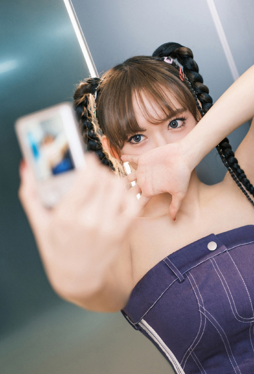 程潇双马尾抹胸衣写真,青春活力俏皮可爱,好飒好美呀!