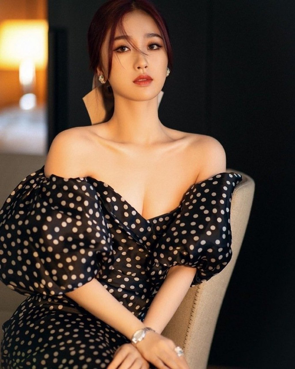 虞书欣这件抹胸裙太考验身材了,身材不丰满穿不出"有沟必火"的效果!