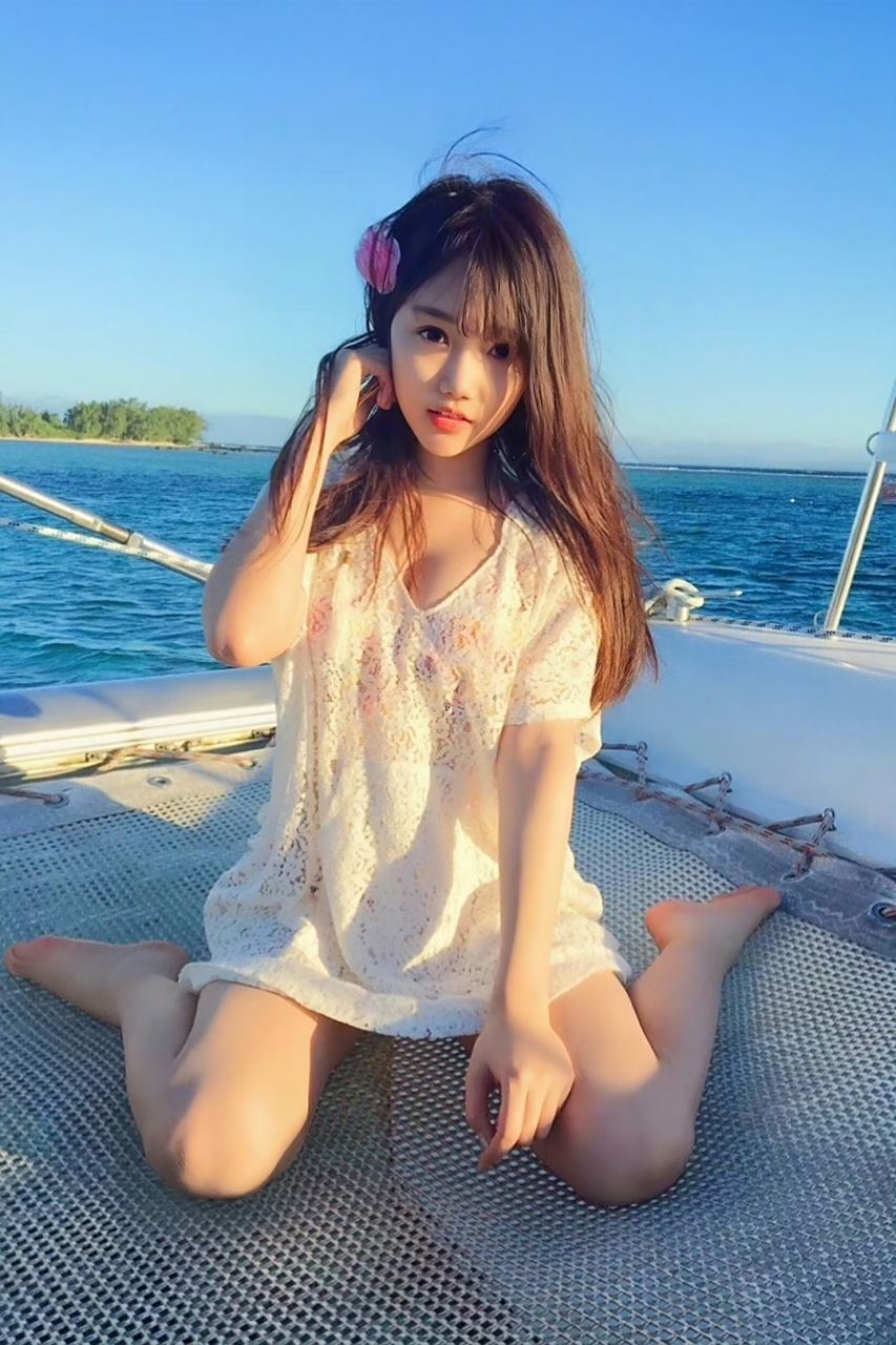 宋昕冉火辣泳装写真,真没想到身体弱小身材却傲人!