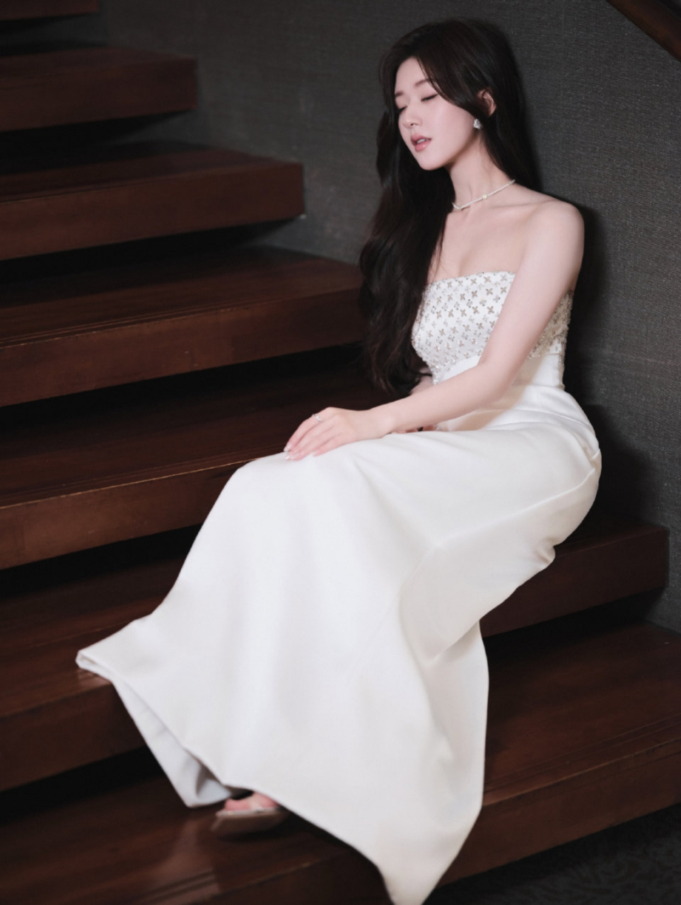 赵露思抹胸长裙写真,这就是明星魅力吗?让人渐渐的沉醉其中!