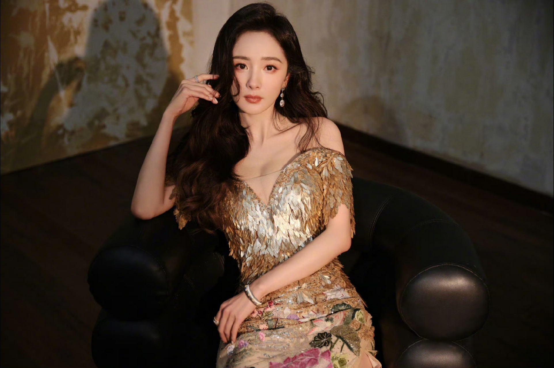 杨幂鎏金抹胸裙写真,丰满的身材更加突显贵妇气质!