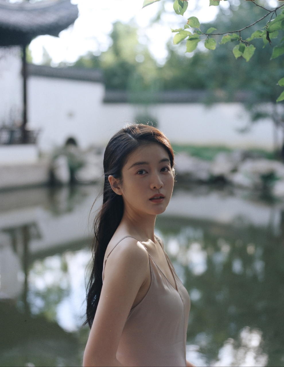 张雪迎庭院吊带连衣裙美照,好身材一览无余,诱人至极!