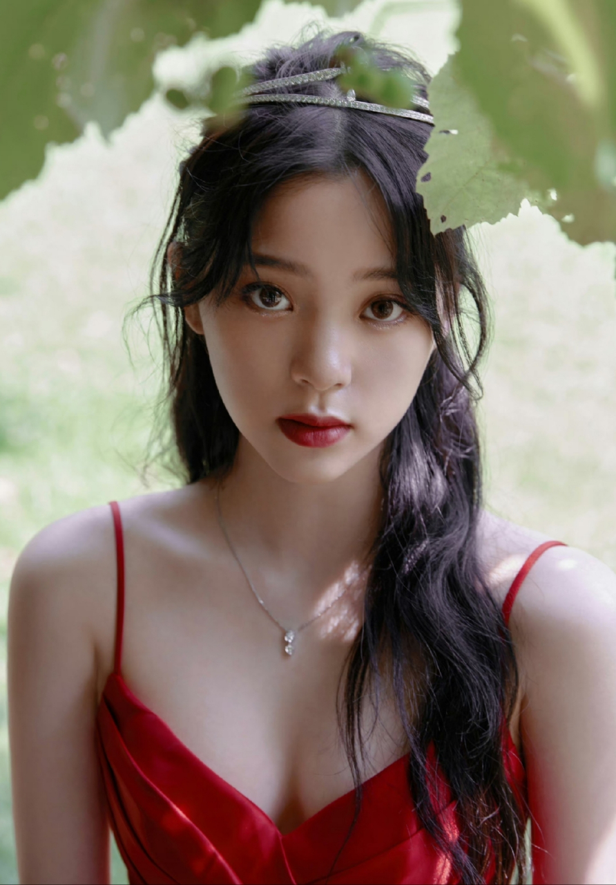 欧阳娜娜换上礼服,整体的气质太有魅力了,感觉到了吗?