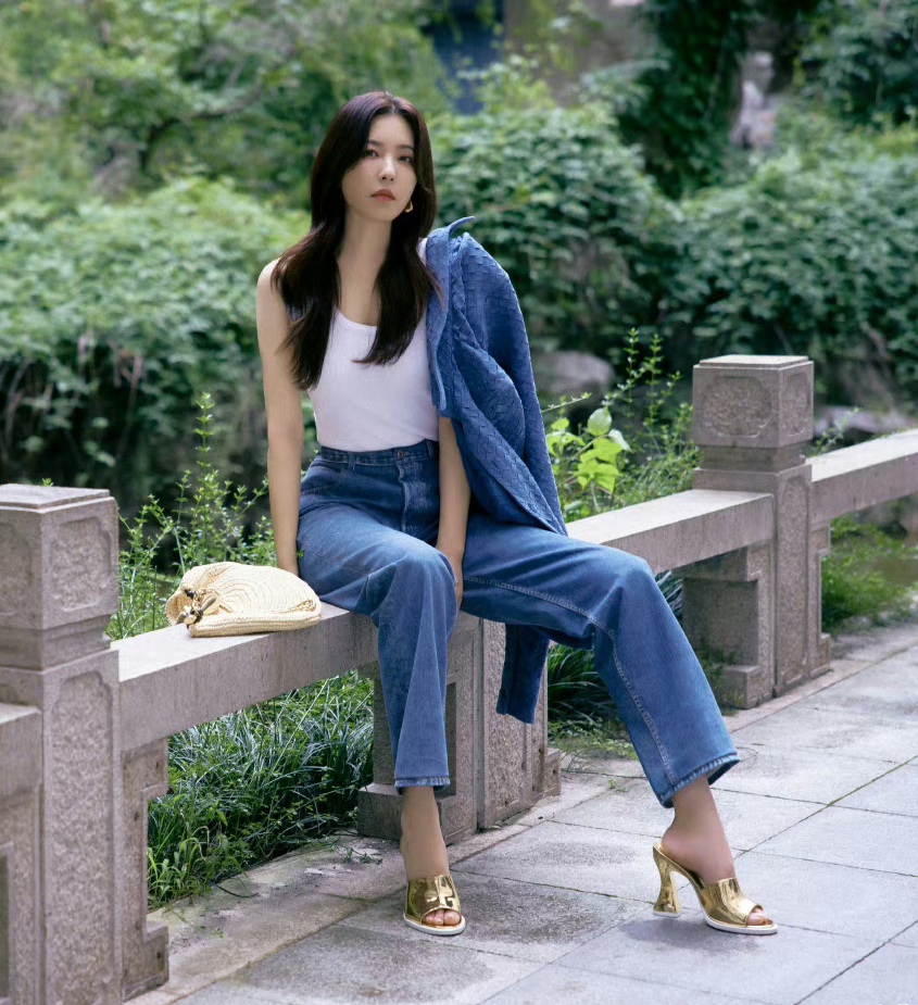 曾黎白色紧身衣配高跟鞋好美呀,性感的身材一览无余!