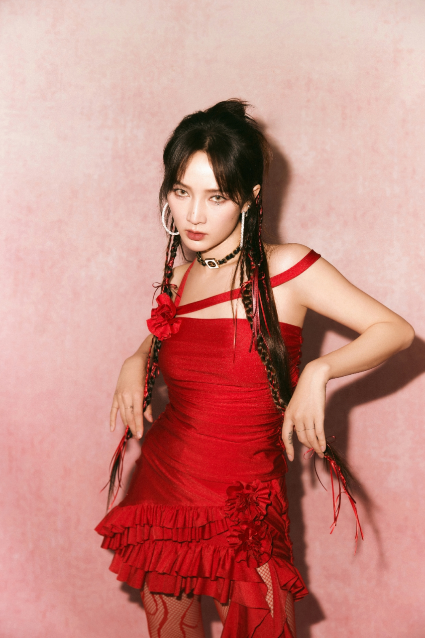 孟佳紧身红裙秀性感身姿,妖娆妩媚魅惑气息浓郁,让人欲罢不能!