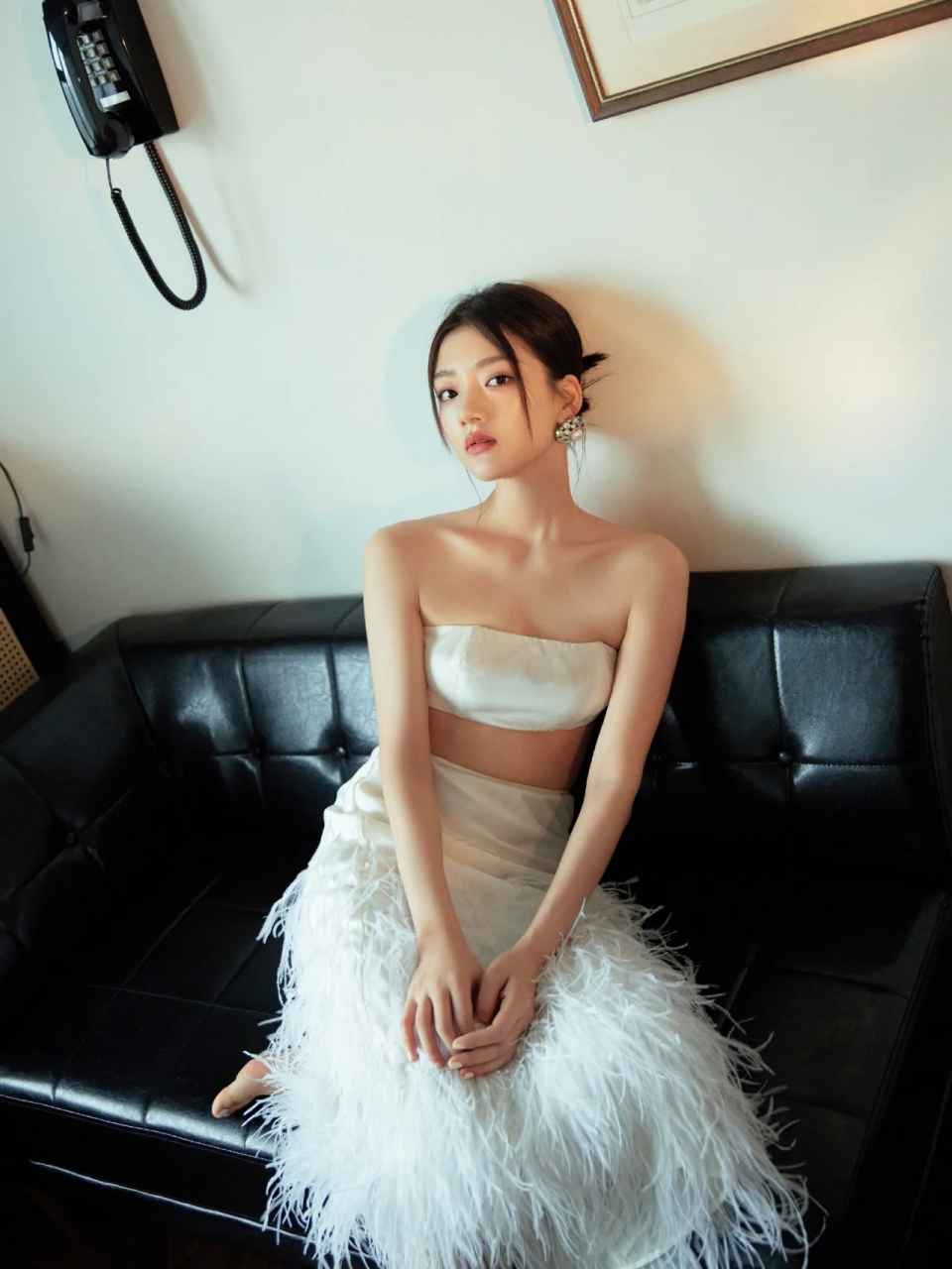 任敏白色布条裹胸写真,这穿搭满满的诱惑力,水嫩香肩锁骨美白动人!#2