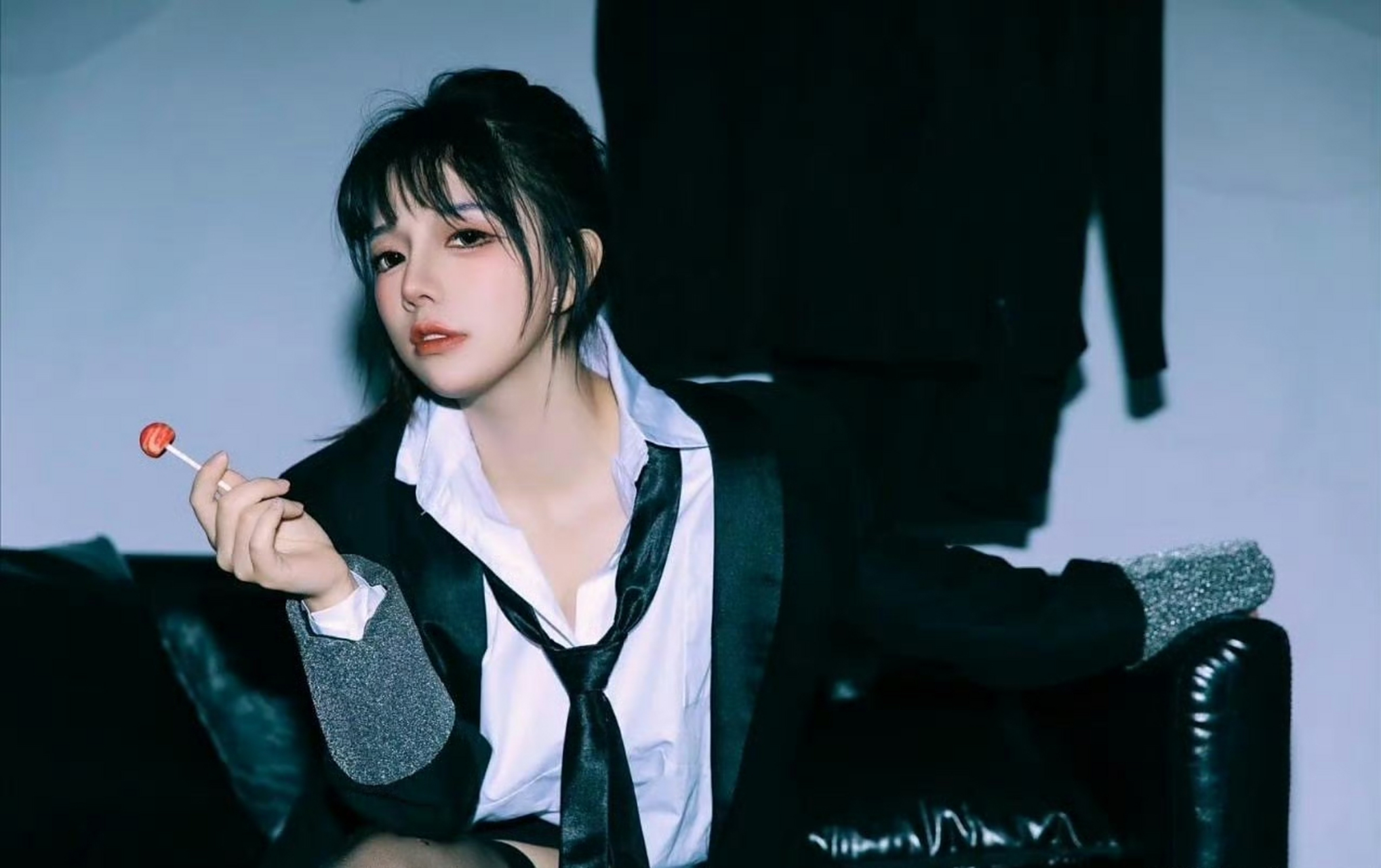 王奕萌性感黑丝写真,超短裤配黑丝诱惑力拉满,看来是非常懂观众呀!