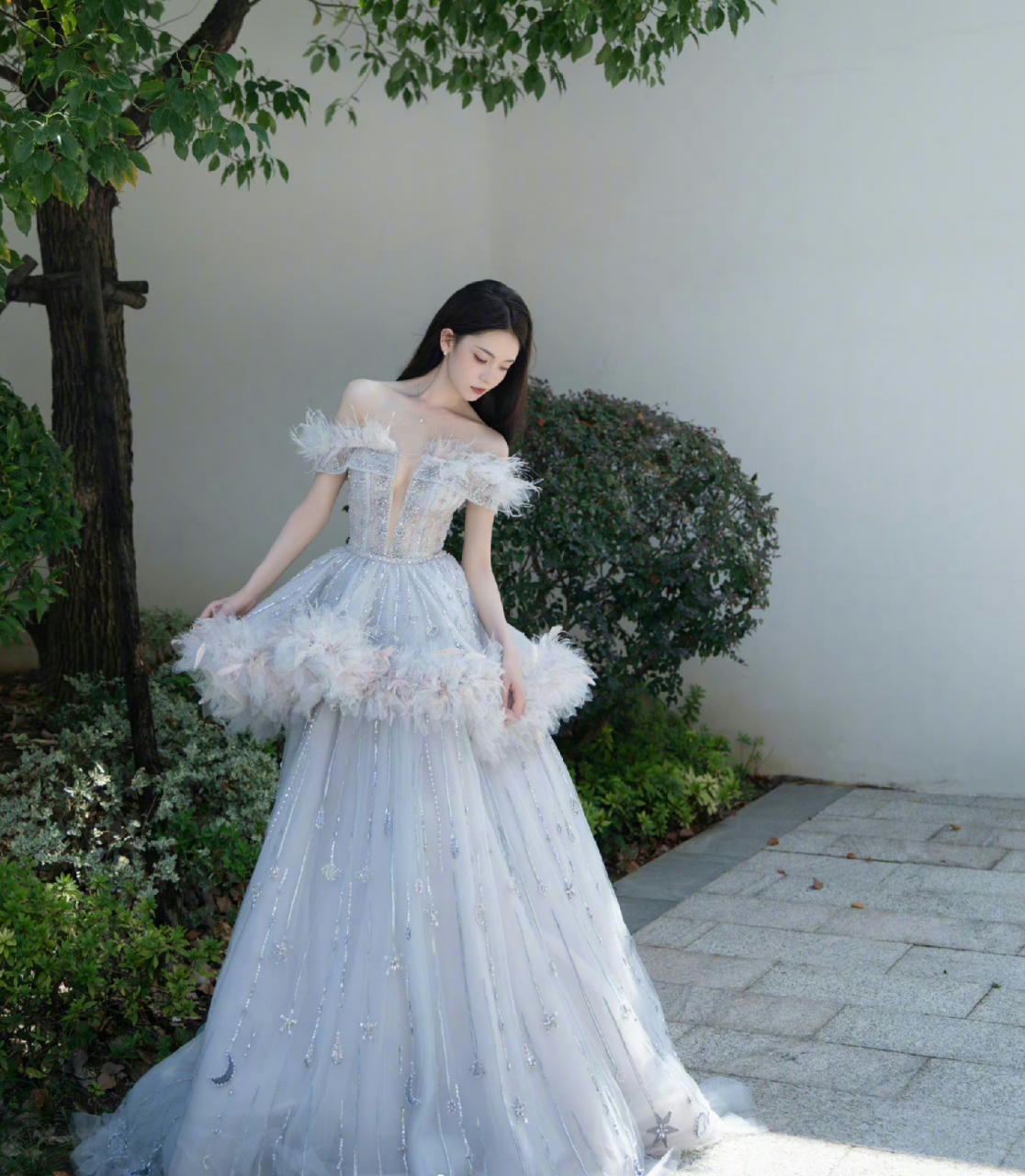 以前真没注意陈瑶身材这么丰满,应该不是挤的吧!