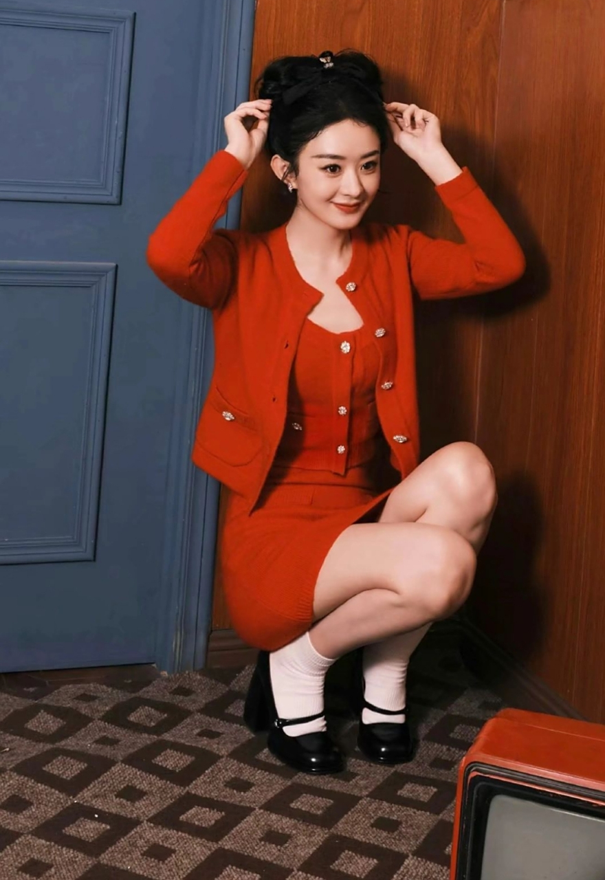 赵丽颖红色性感短裙写真,好白的大腿呀,爱了爱了!