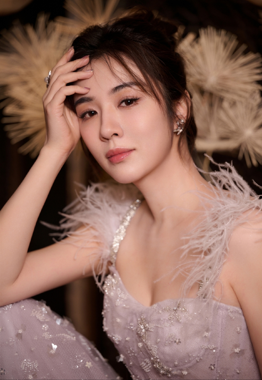 王晓晨羽毛长裙写真,身材饱满诱人,举止端庄优雅,迷人至极!