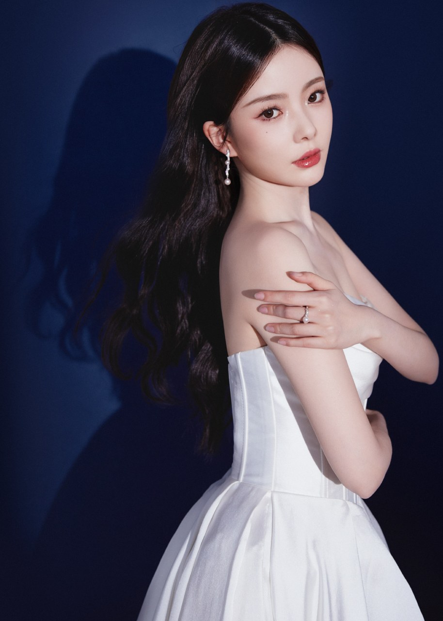 陈卓璇白色抹胸长裙写真,身材傲人皮肤白皙,越看越迷人!