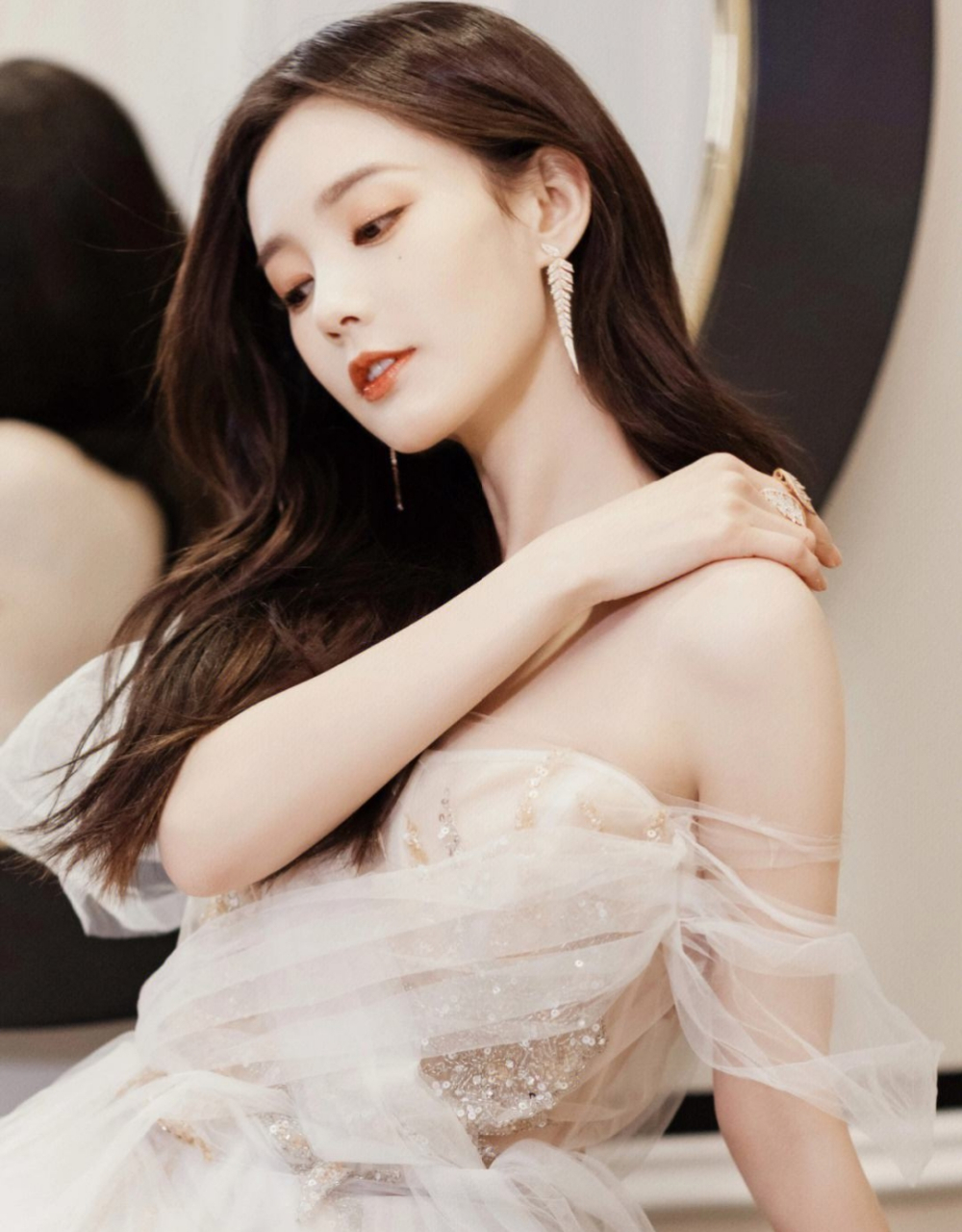 李一桐怎么这么美呀,不仅气质优雅迷人,笑容更是深入人心!