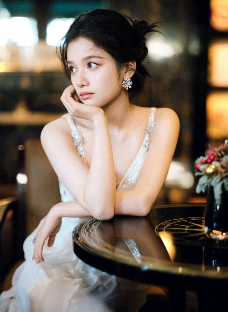 张婧仪深v长裙写真,感觉比以前越来越迷人了,拥有了成熟女人的魅力!