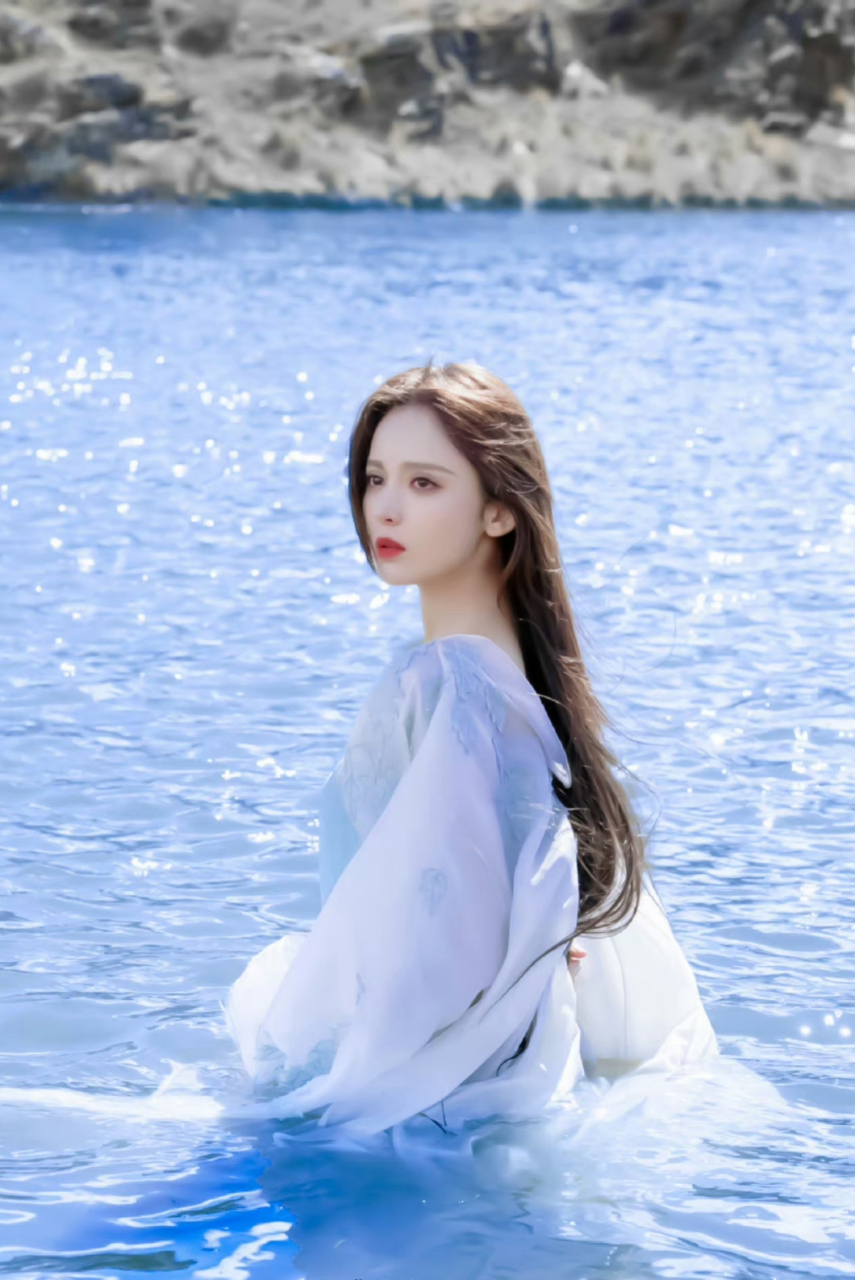 古力娜扎长发飘飘仿佛不食人间烟火的仙子,不过是谁在摆弄娜扎的玉足?