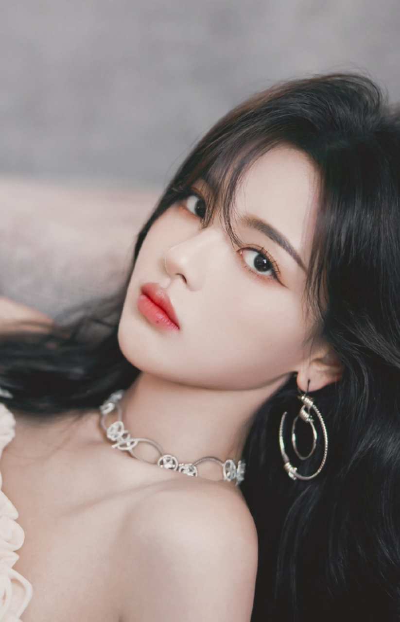 杨超越红唇抹胸裙写真,这樱桃小嘴简直就是锦上添花,魅力直线飙升!