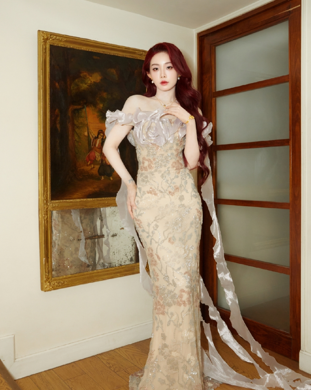 喻言红发低胸裙美照,身材性感婀娜,红唇感性诱人,太迷人了!