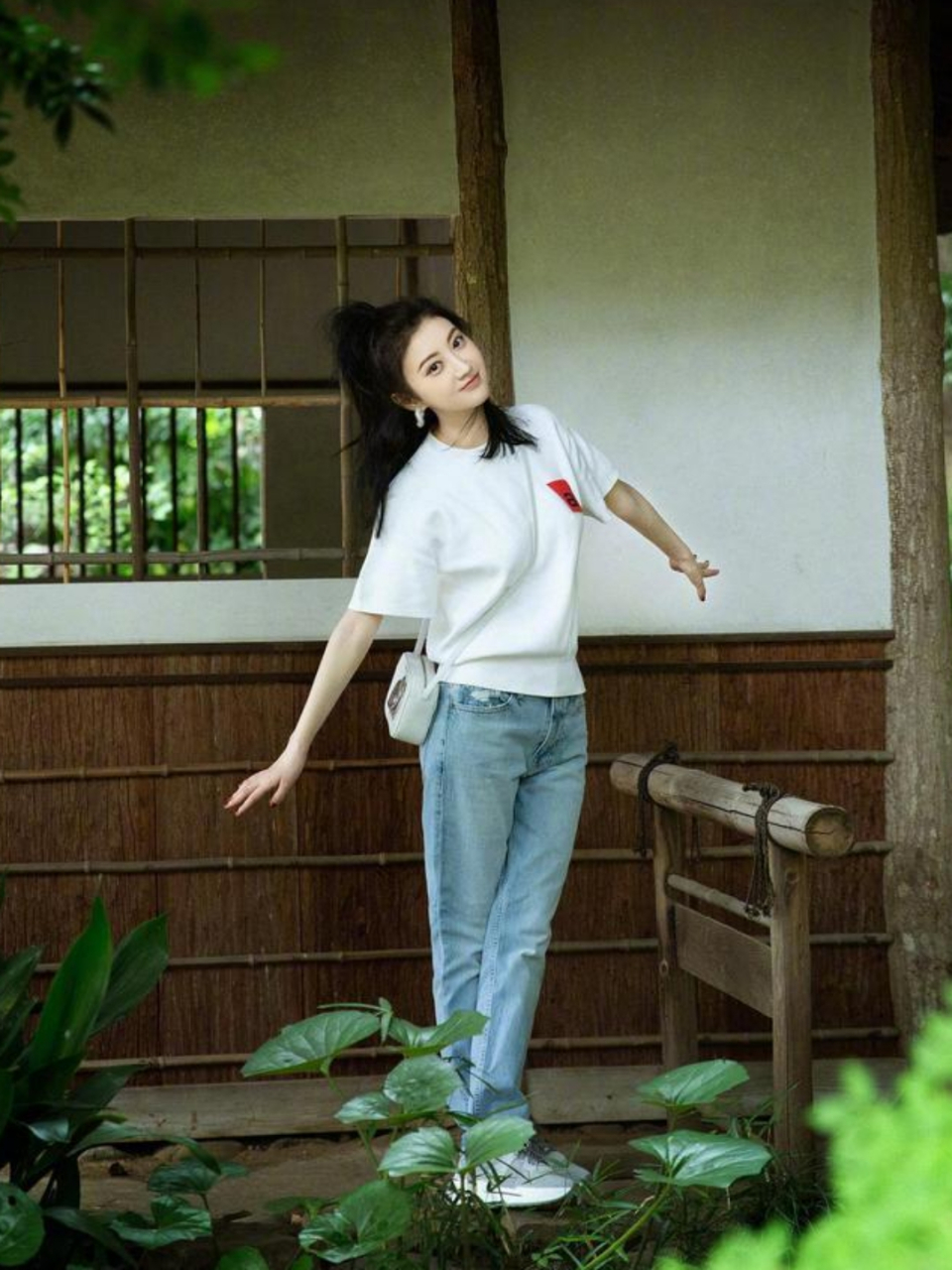 景甜白色t恤搭配牛仔裤好清纯呀,这眼神越看越勾人,太绝了!