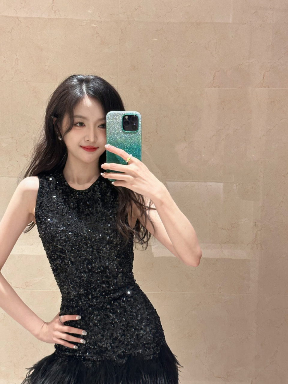 吴宣仪这镂空长裙好诱人呀,白花花的肌肤让人欲罢不能,爱了爱了!