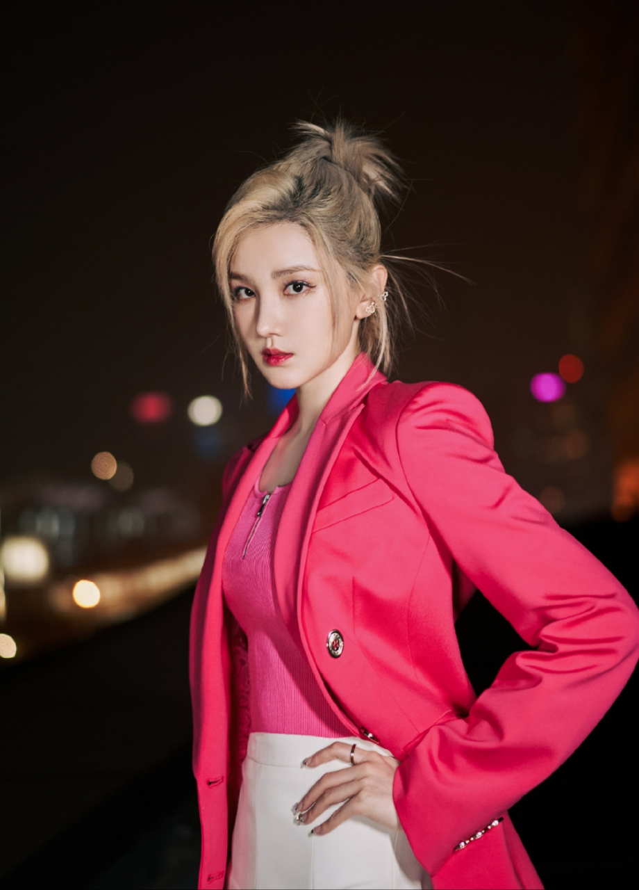 陈小纭红色西装酷飒写真,这双骨感大长腿既性感又撩人,让人欲罢不能!