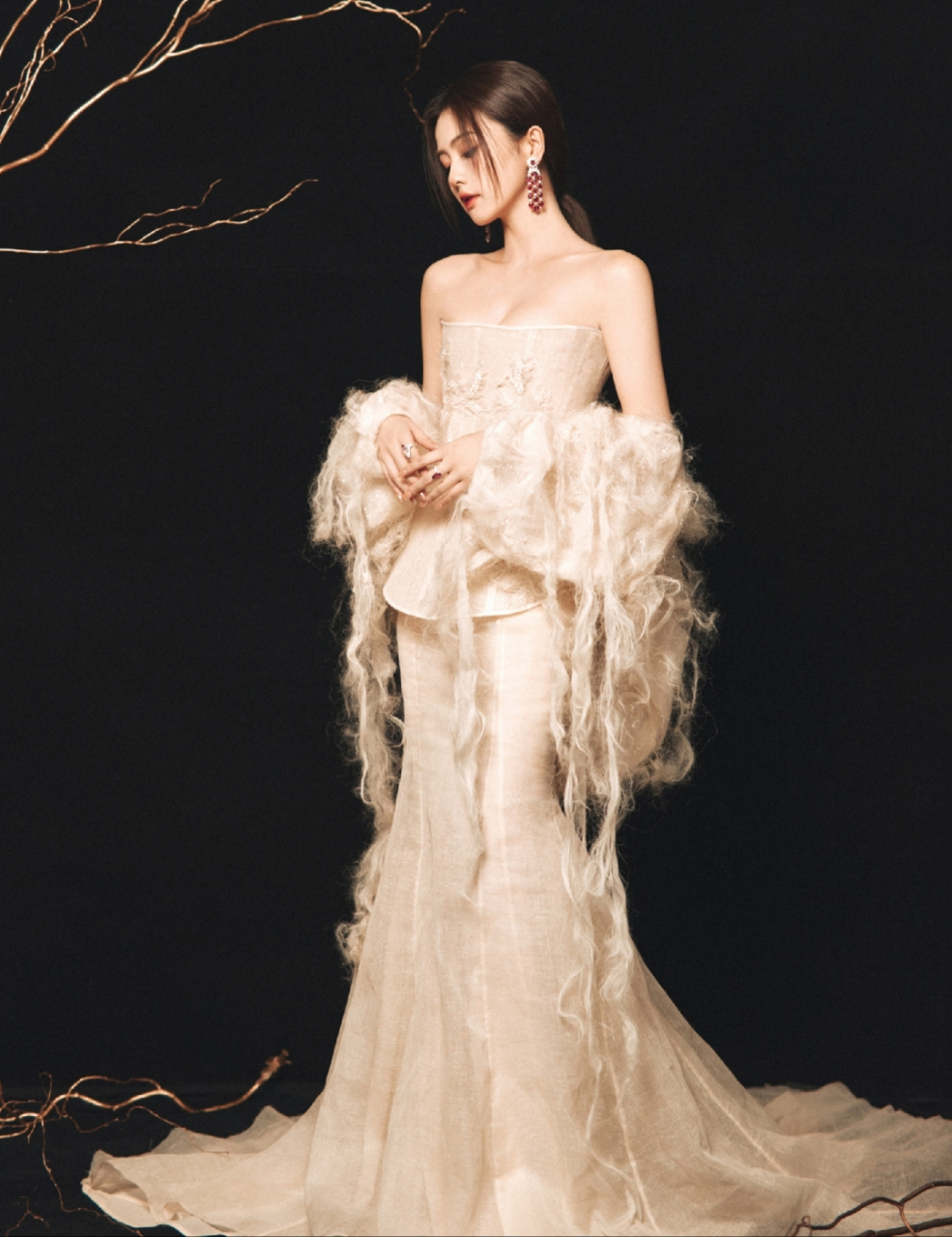 白鹿抹胸长裙写真,不仅皮肤白皙身材苗条,气质更是超绝!