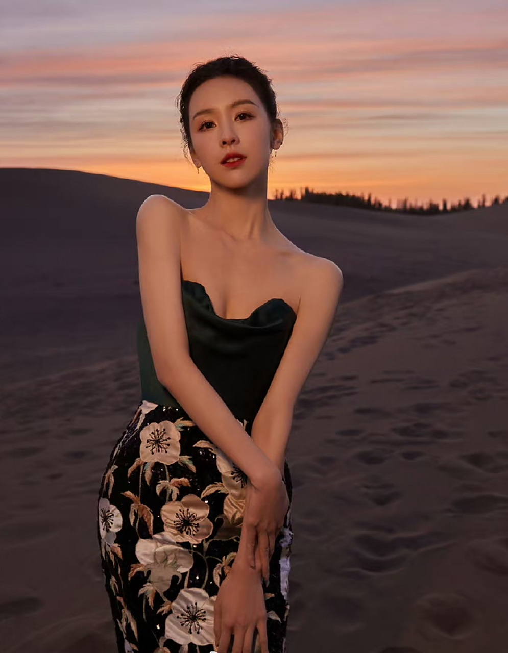 陈都灵低胸裙写真,妖娆性感,优雅精致,尽显女神魅力!