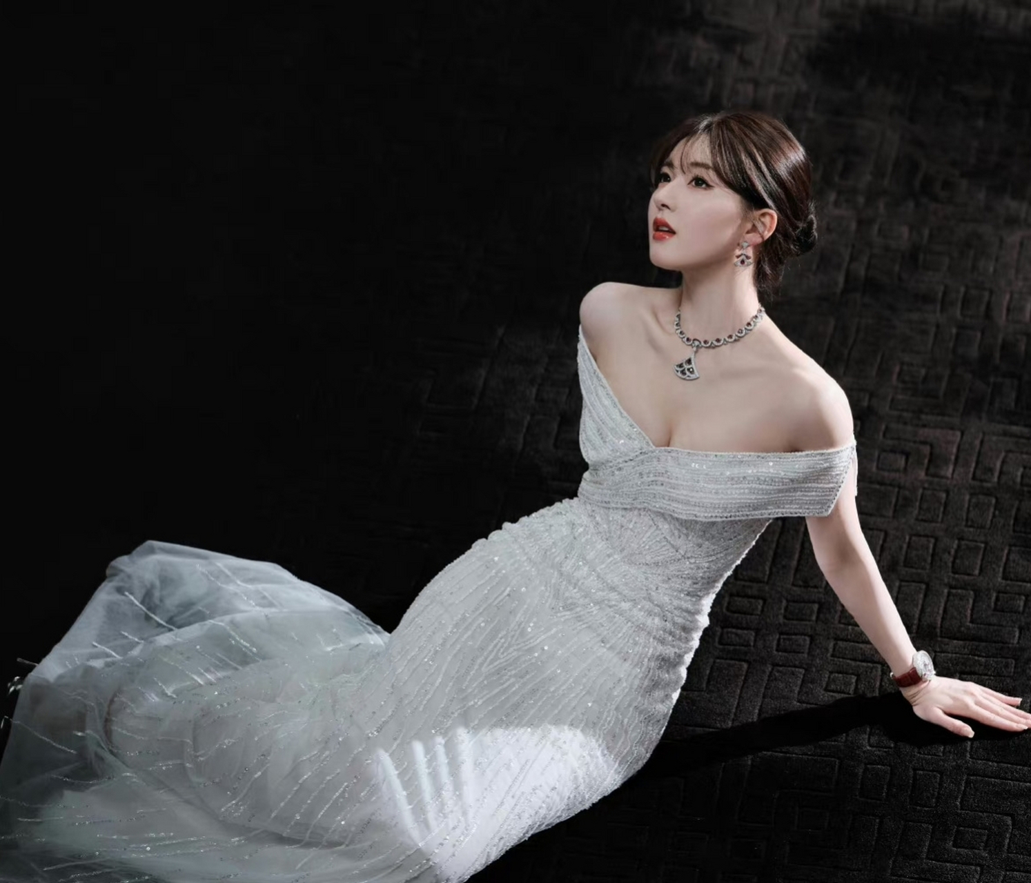 赵露思露肩抹胸裙大赏,这身材太有料了,也不知道是不是挤出来的?