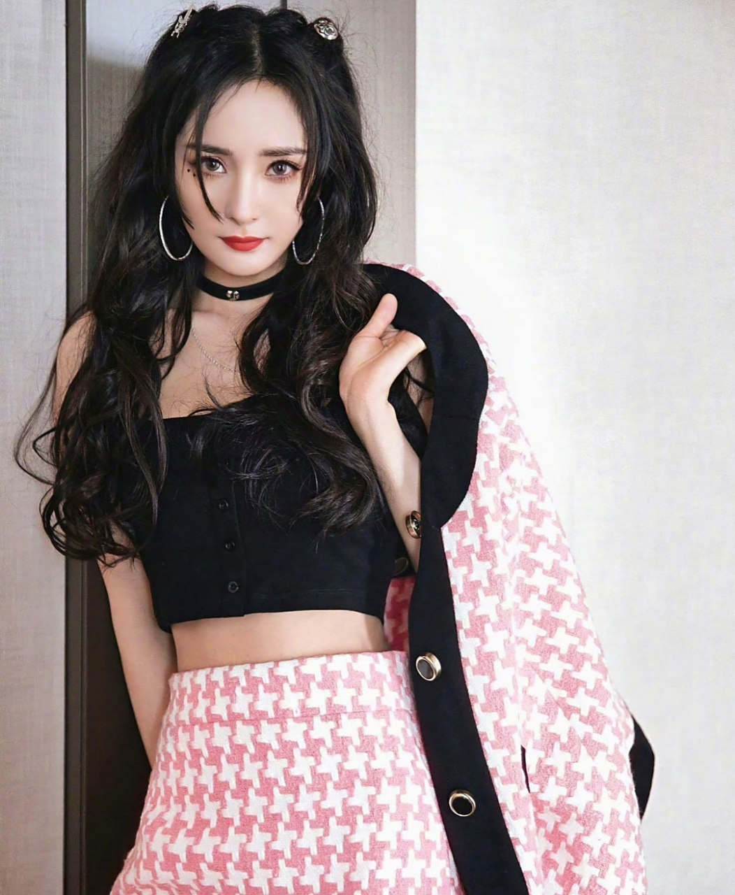 杨幂性感粉色超短裙写真,修长美腿与小蛮腰超吸睛,这诱惑力根本扛不住