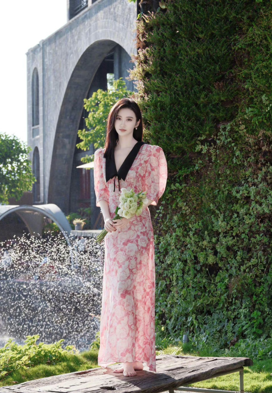 景甜碎花裙户外写真,阳光下若隐若现的身体让人根本把持不住!