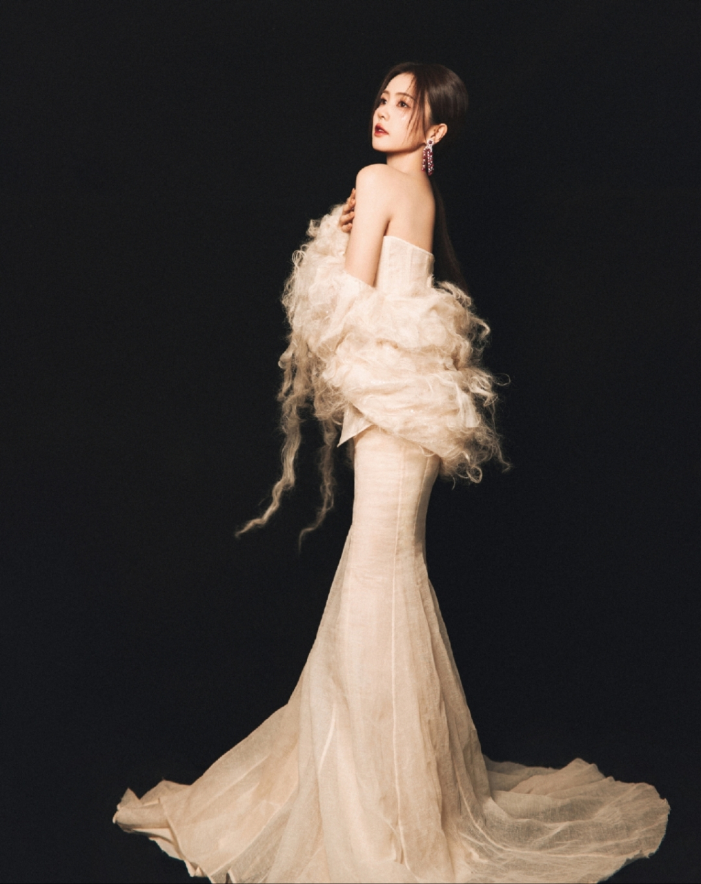 白鹿抹胸长裙写真,不仅皮肤白皙身材苗条,气质更是超绝!