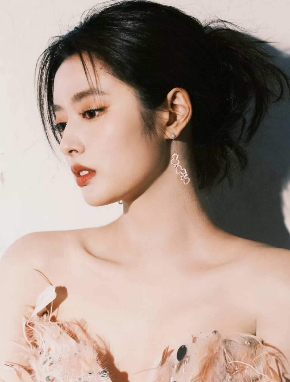 徐若晗抹胸长裙写真,香肩美腿迷人至极!#2024我想说