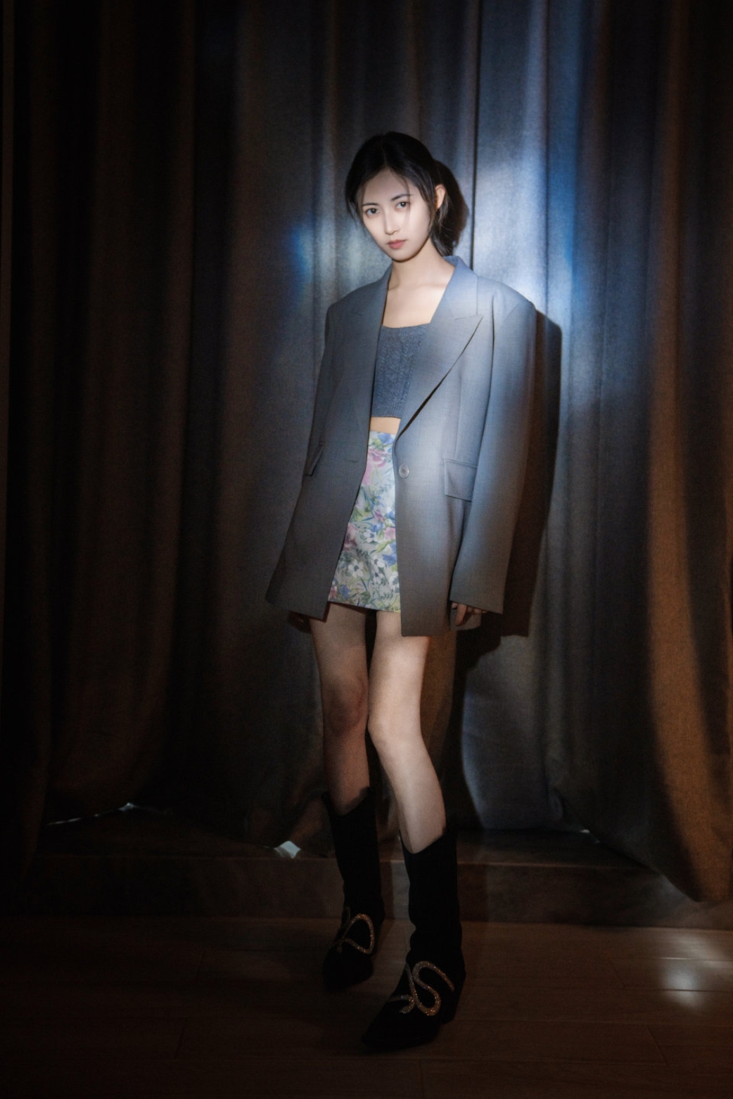 陈钰琪西装短裙写真,这碎花裙有点东西呀,爱了爱了!
