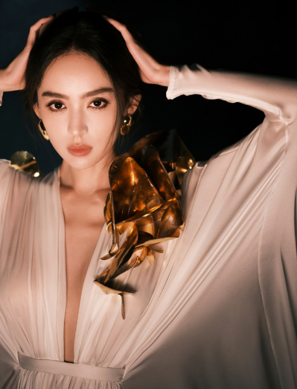 古力娜扎深v睡衣写真,这透明长裙充满了诱惑力,迷人至极!