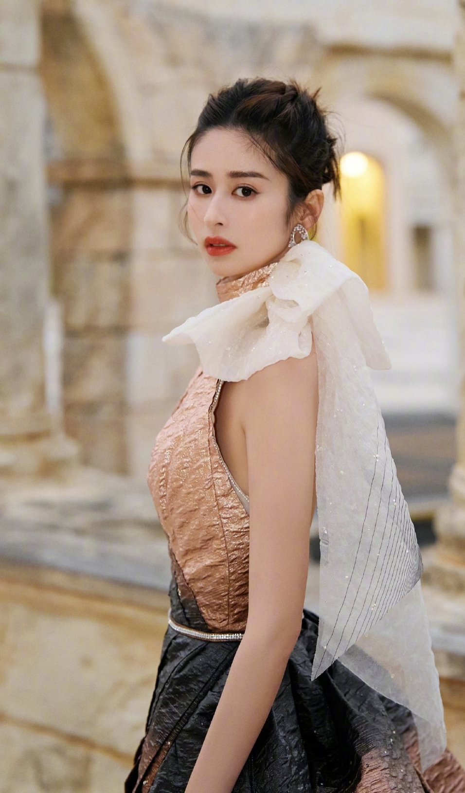 颖儿优雅礼服写真,优雅灵动性感迷人,比以前越来越有魅力了!