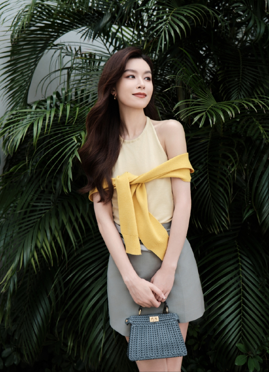 文咏珊背心短裙干练写真,优雅迷人魅力四射,满满的成熟女性韵味,太美